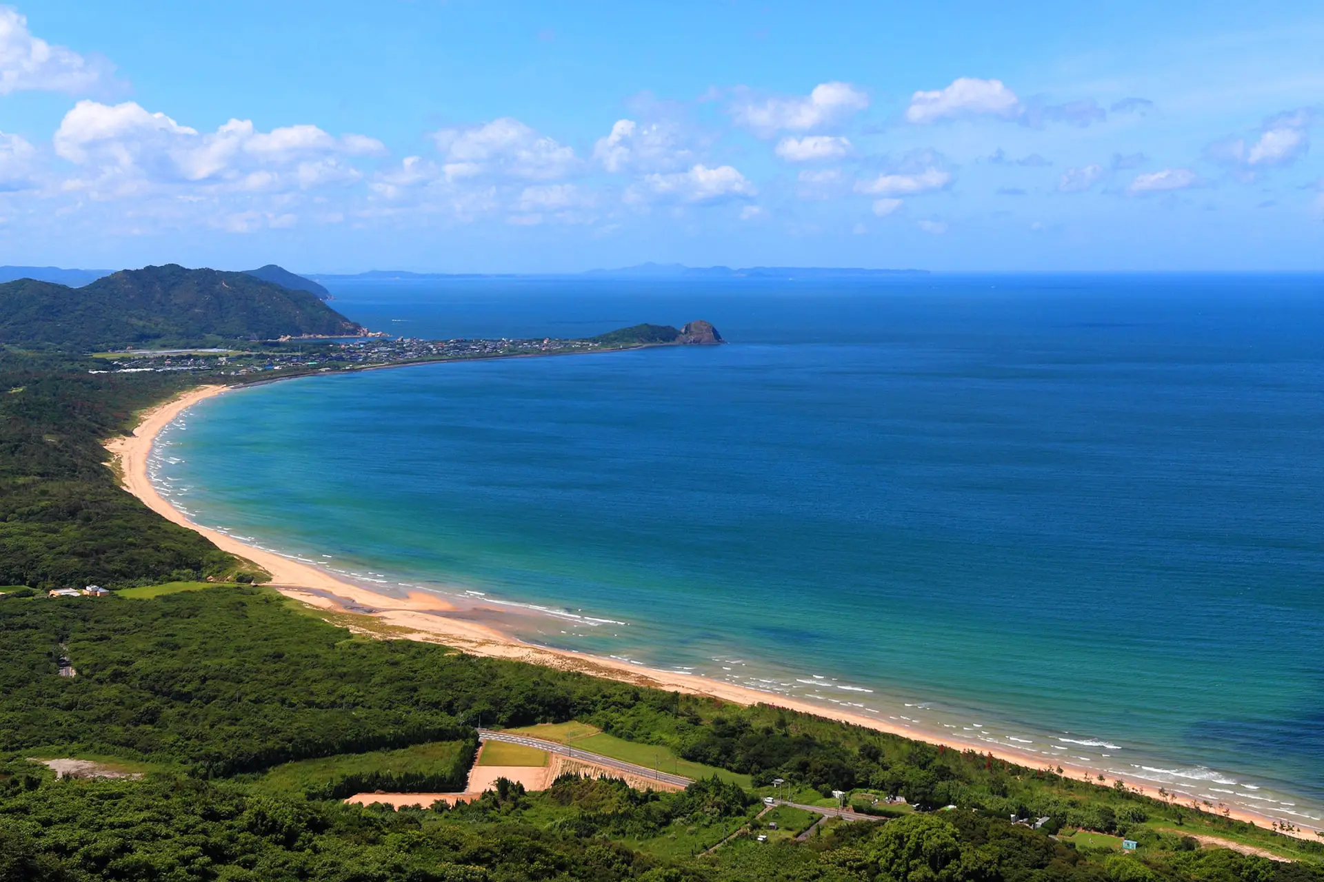 福岡市街地から車で30分以内で行ける大注目のリゾートエリア。美しい自然と山海の幸を堪能
