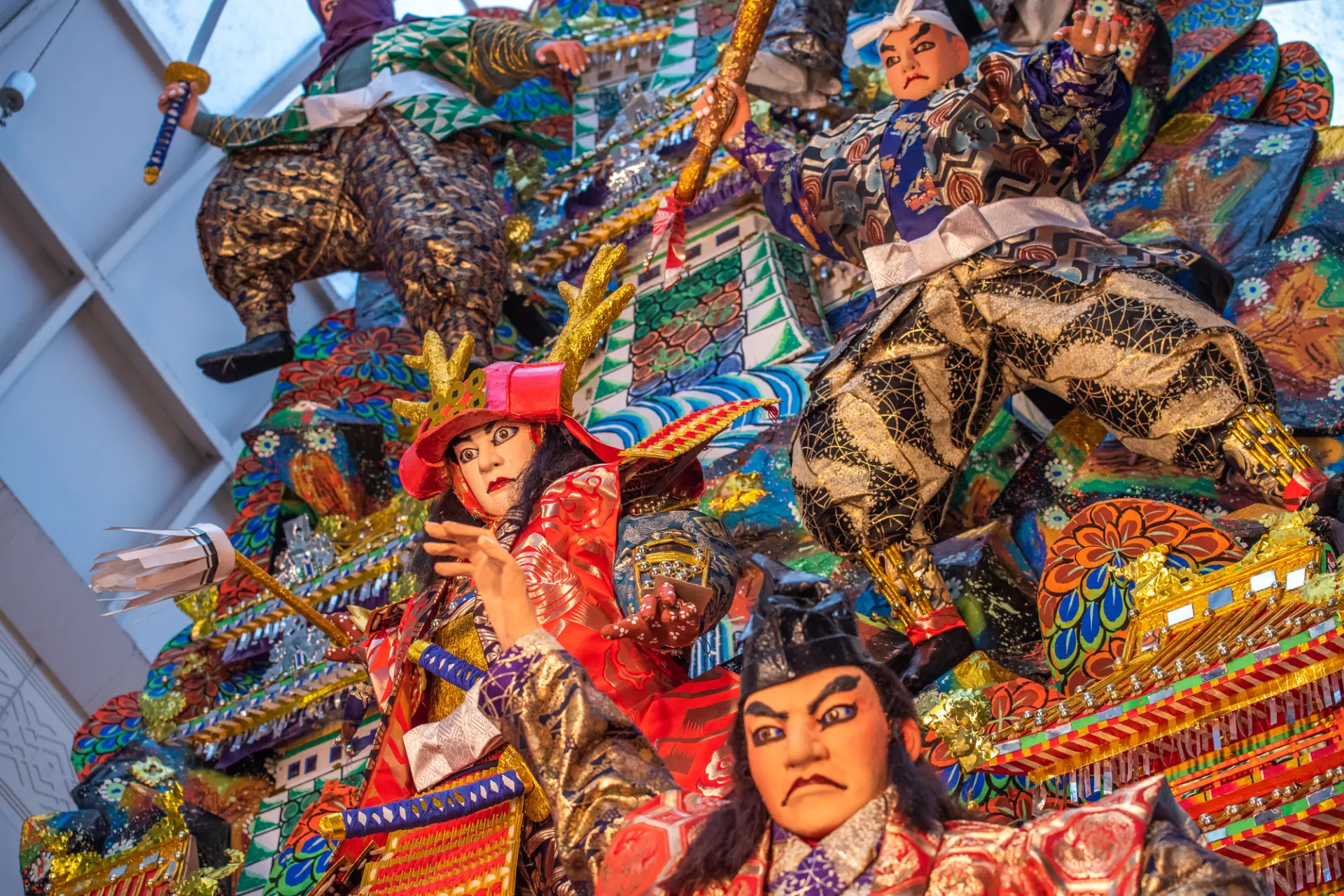 男子們抬著巨大的山笠在街道上奔馳,極具震撼力的祭典活動