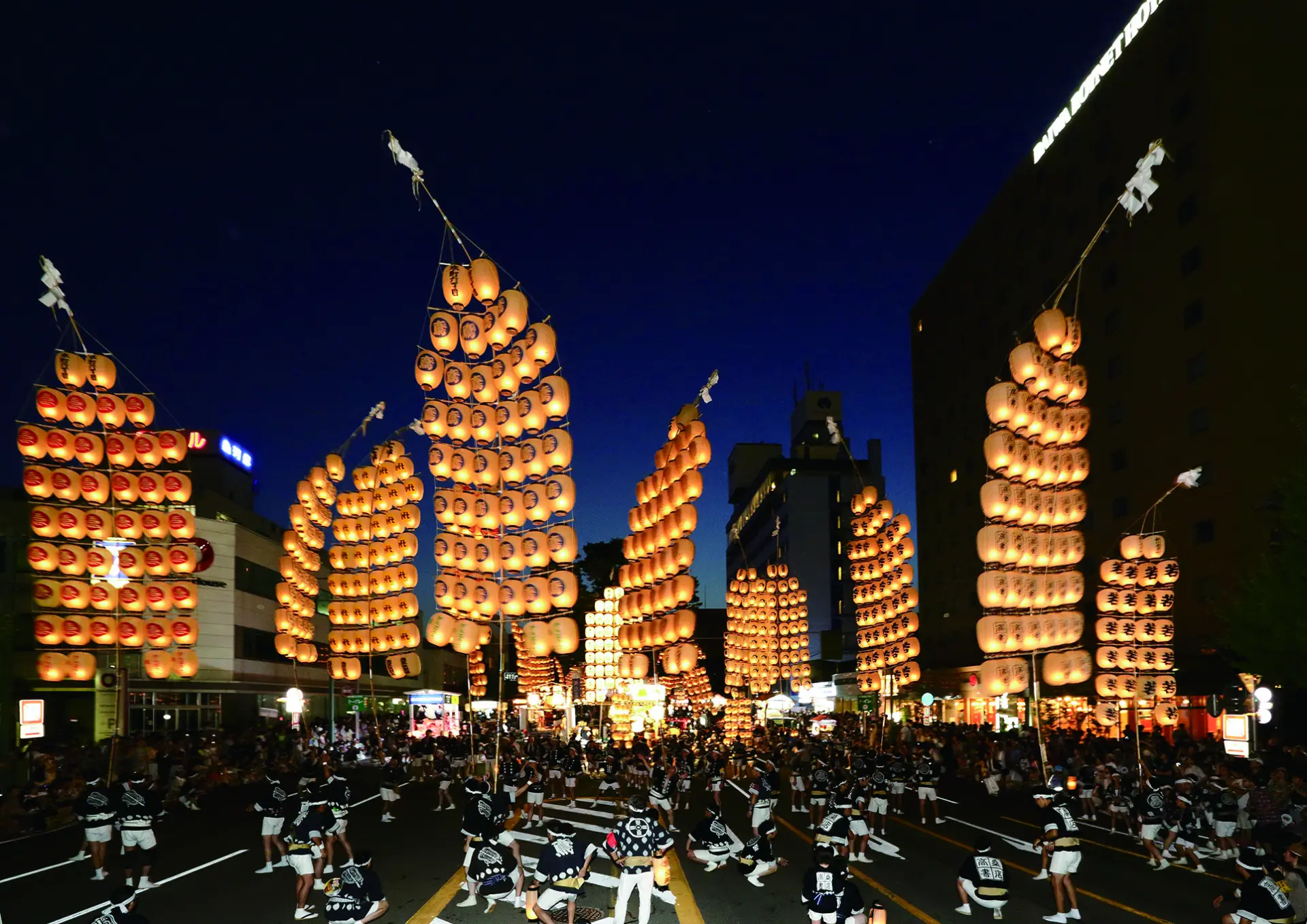 稲穂や米俵に見立てた「竿燈」を用いて、五穀豊穣を祈る東北三大祭りのひとつ