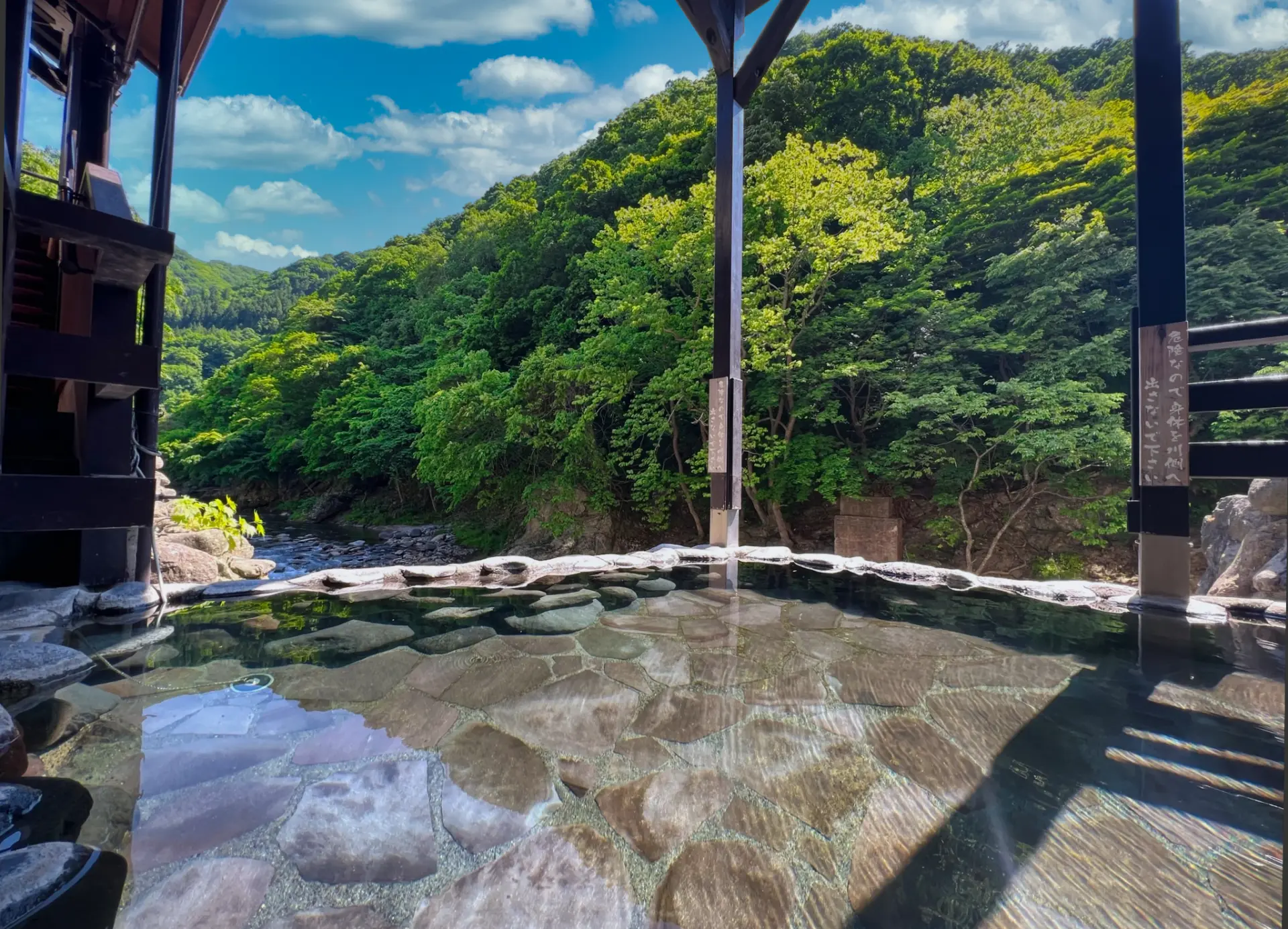 肌に優しい「美人の湯」と渓流沿いの絶景露天風呂が自慢の温泉宿
