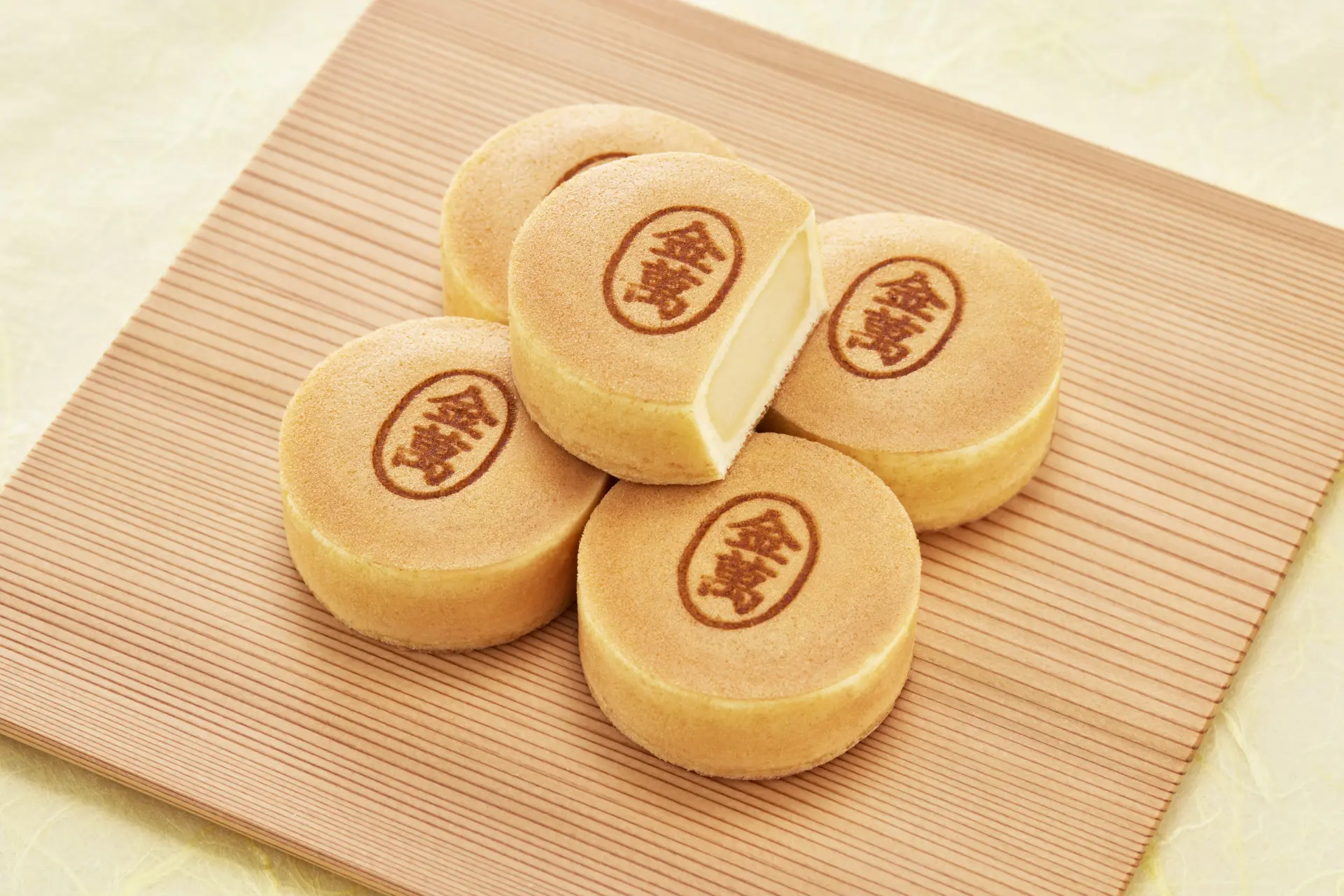 秋田土産といえばこれ！優しい甘さのカステラまんじゅう