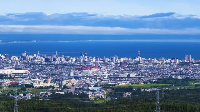 依山环海的青森，充满开阔感的街市景观令人心旷神怡