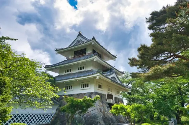 于1967年所建的「三户城温故馆」，馆内展示了武士相关的各种文物，带有家纹「向鹤纹」的御城印很值得买来当做纪念品