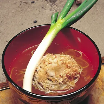 江戸時代の街並みが残る宿場町で、長ネギを箸代わりに名物の「高遠そば」を味わう