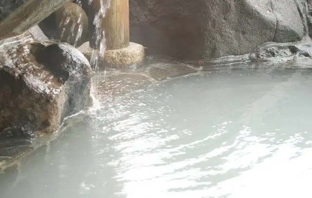 岩室温泉招牌的「黑汤」保温力极佳