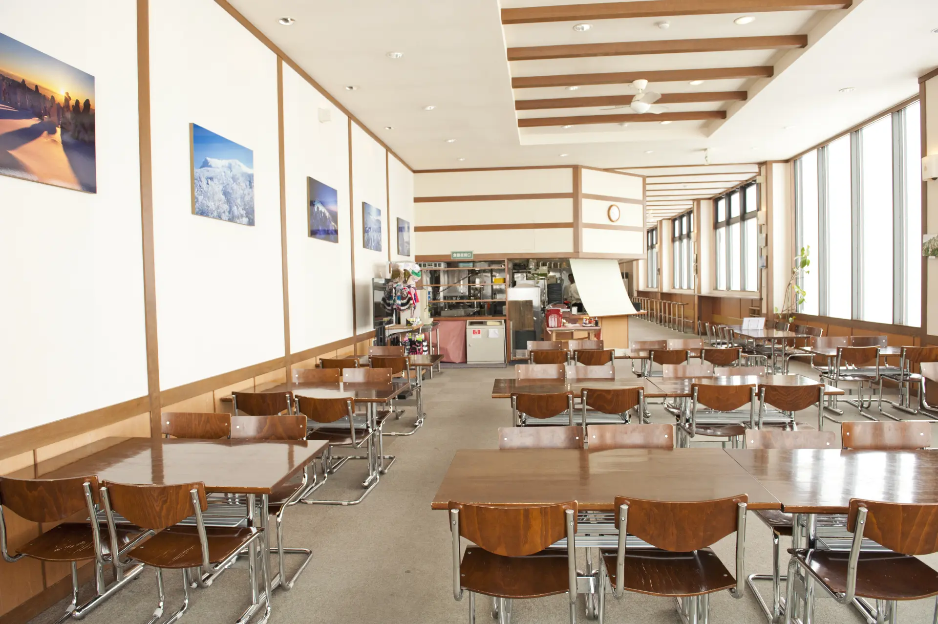 暖かい店内から蔵王樹氷群を鑑賞するのもお勧め