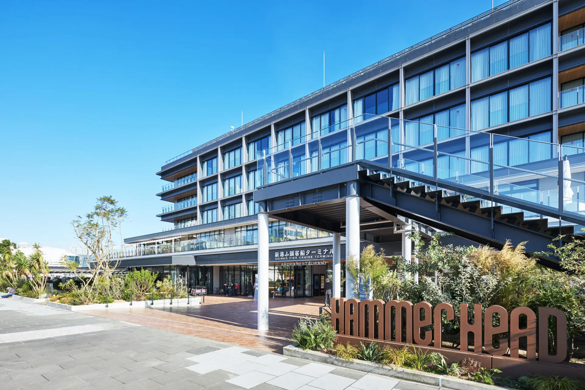 三方を海に囲まれた埠頭の美食スポット