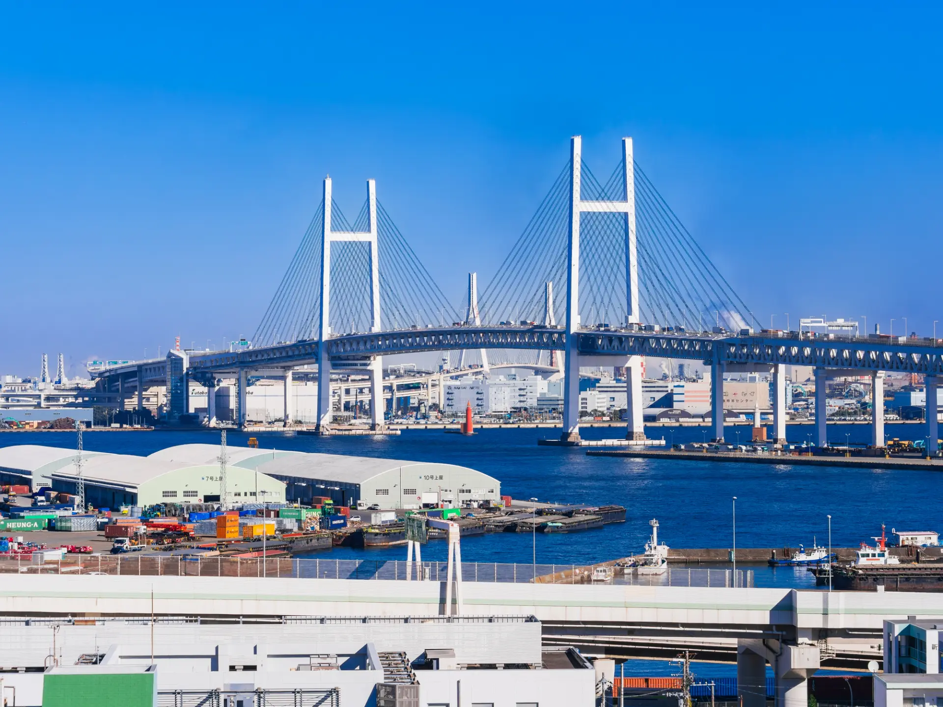 港の見える丘公園から眺める横浜ベイブリッジ