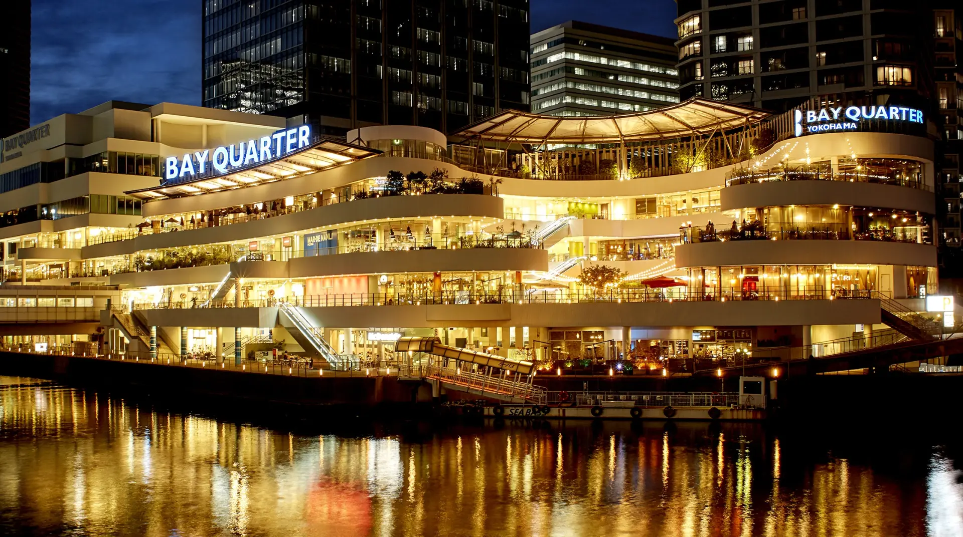 潮風を感じながら食事も楽しめるショッピングモール