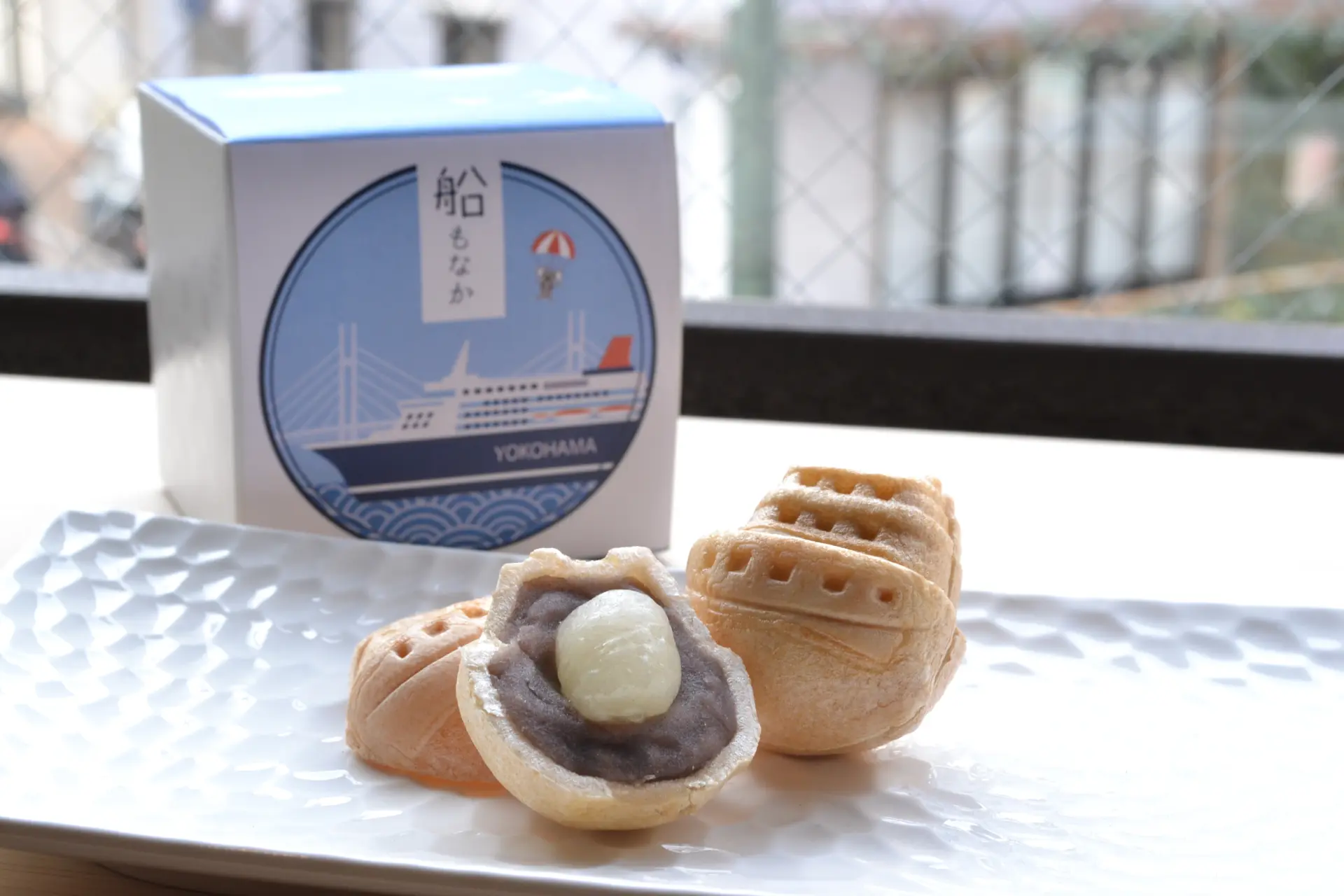 横浜の風情を包み込む、港の客船がモチーフの和菓子
