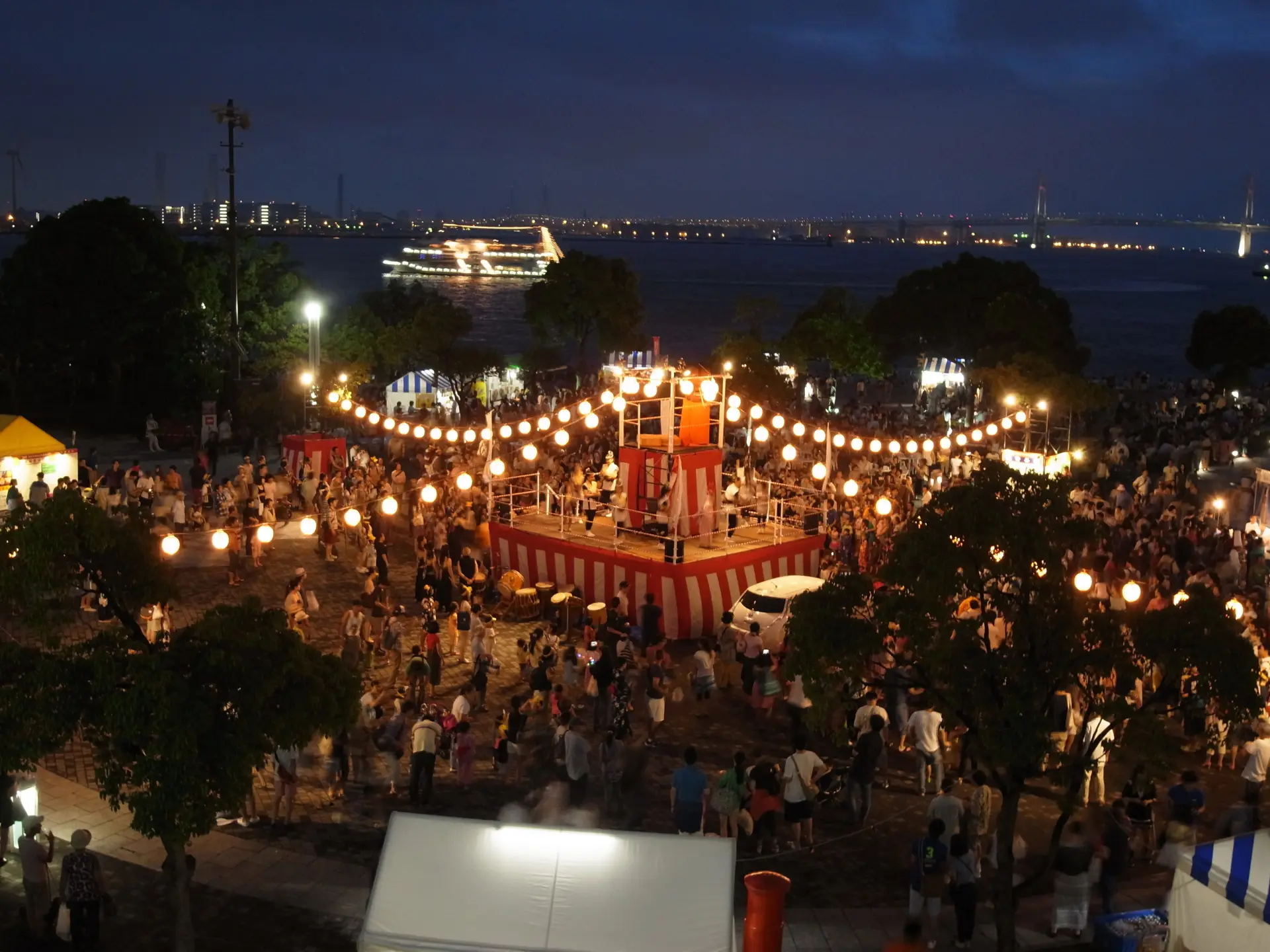 心地よい潮風に吹かれながら盆踊りを楽しむ様子