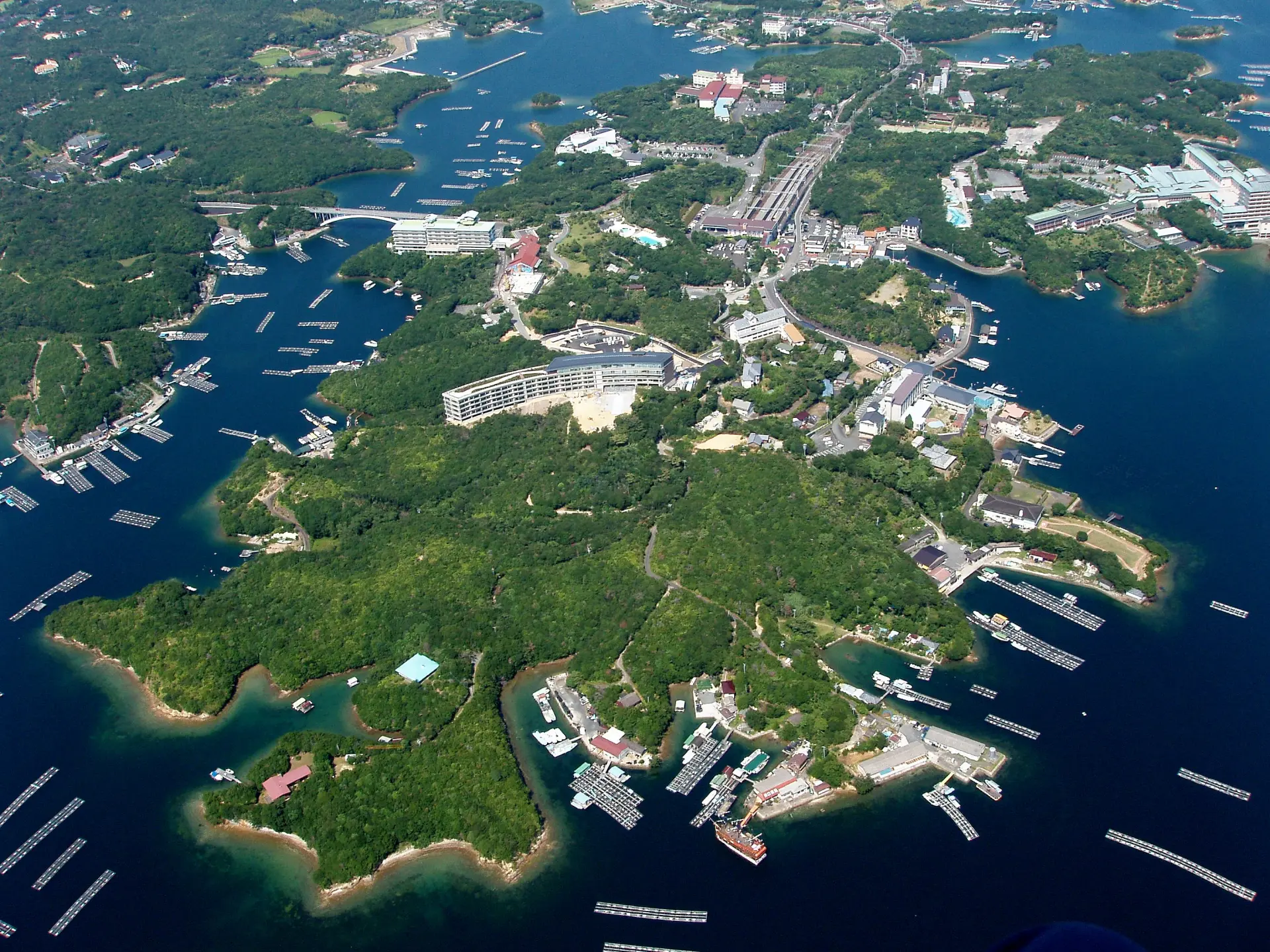 光きらめくリアス海岸に浮かぶリゾートアイランド