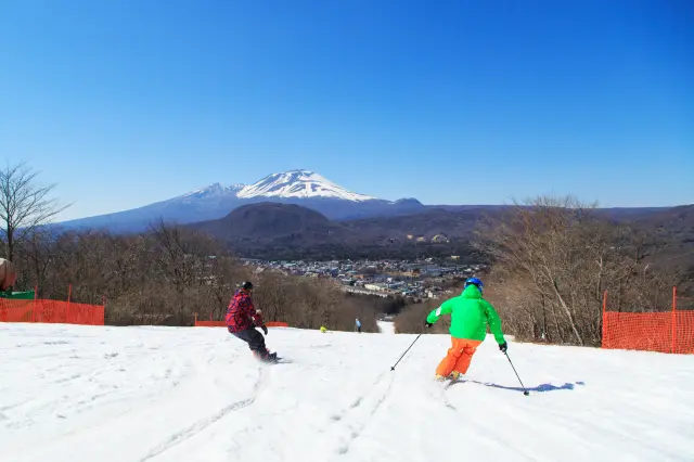 以人工造雪机和降雪机制造出傲人的积雪量