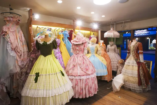 可以穿上华丽的服装，拍摄复古风照片的照相馆