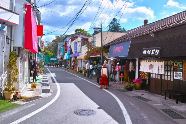 選購輕井澤伴手禮必逛的商店街，還能享受邊吃邊逛的樂趣