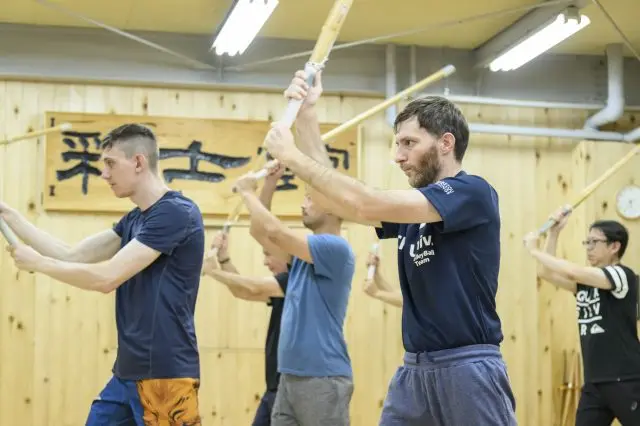 During this program, participants will learn basic kendo etiquette, how to grip and hold a shinai (bamboo sword), and how to strike with it, all in an easy-to-understand manner.