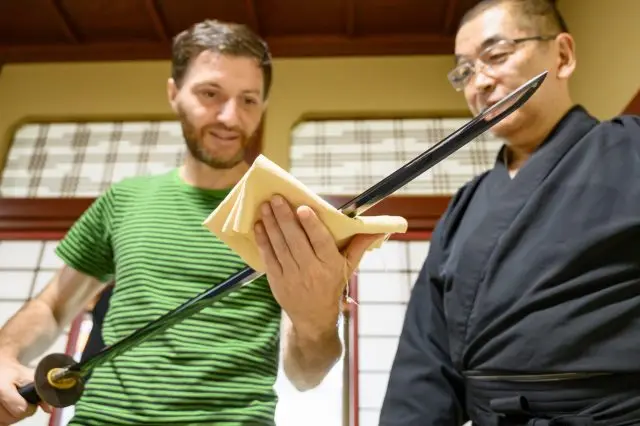 Many Japanese swords have been collected in Shijimaya-honpo’s storehouse since ancient times. Visitors here can appreciate a variety of Japanese swords from various eras.