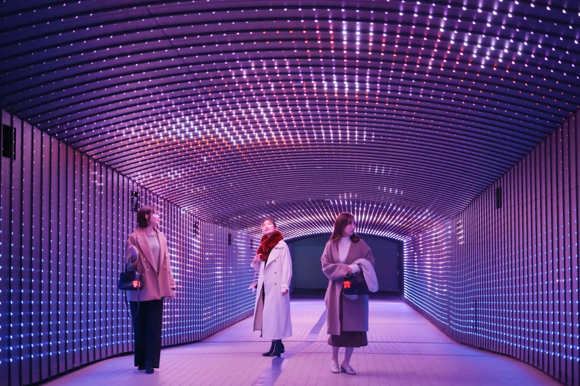 歩くだけで気分が高まる「TWINKLE TUNNEL EAST」