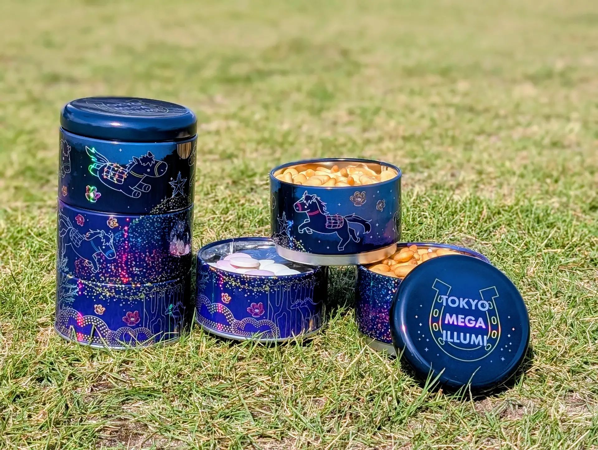 3種類のお菓子が入ったオーロラ素材のプリントが施された缶