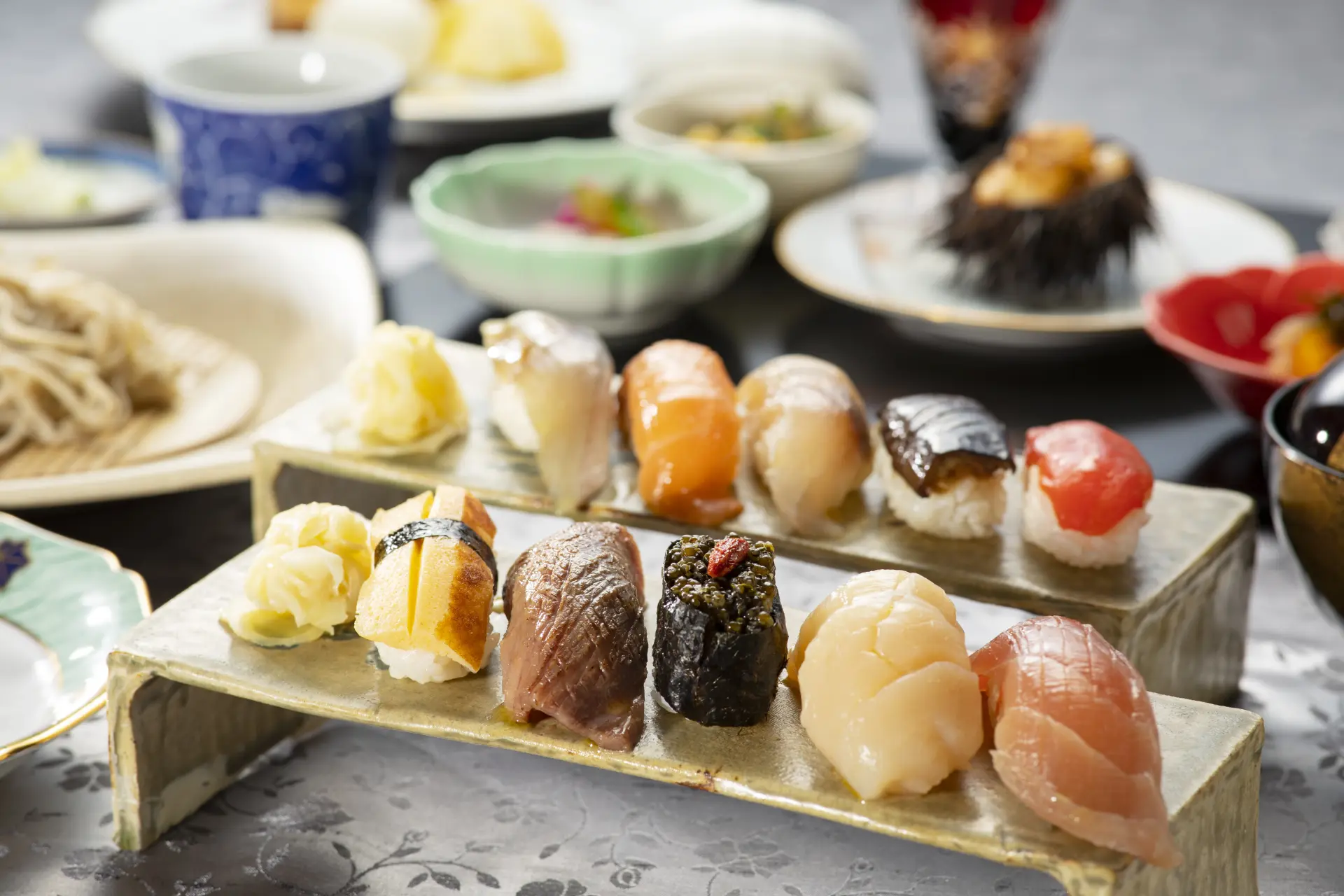 寿司・フレンチ・イタリアンなど多彩なジャンルの本格的な料理を味わえる