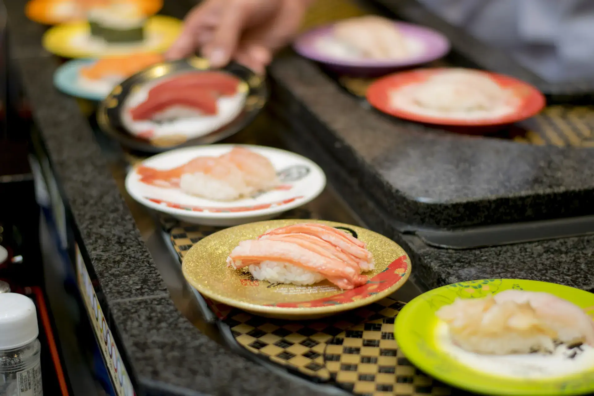 可輕鬆品嚐使用北陸海之恩惠、鮮度出眾壽司的迴轉壽司店