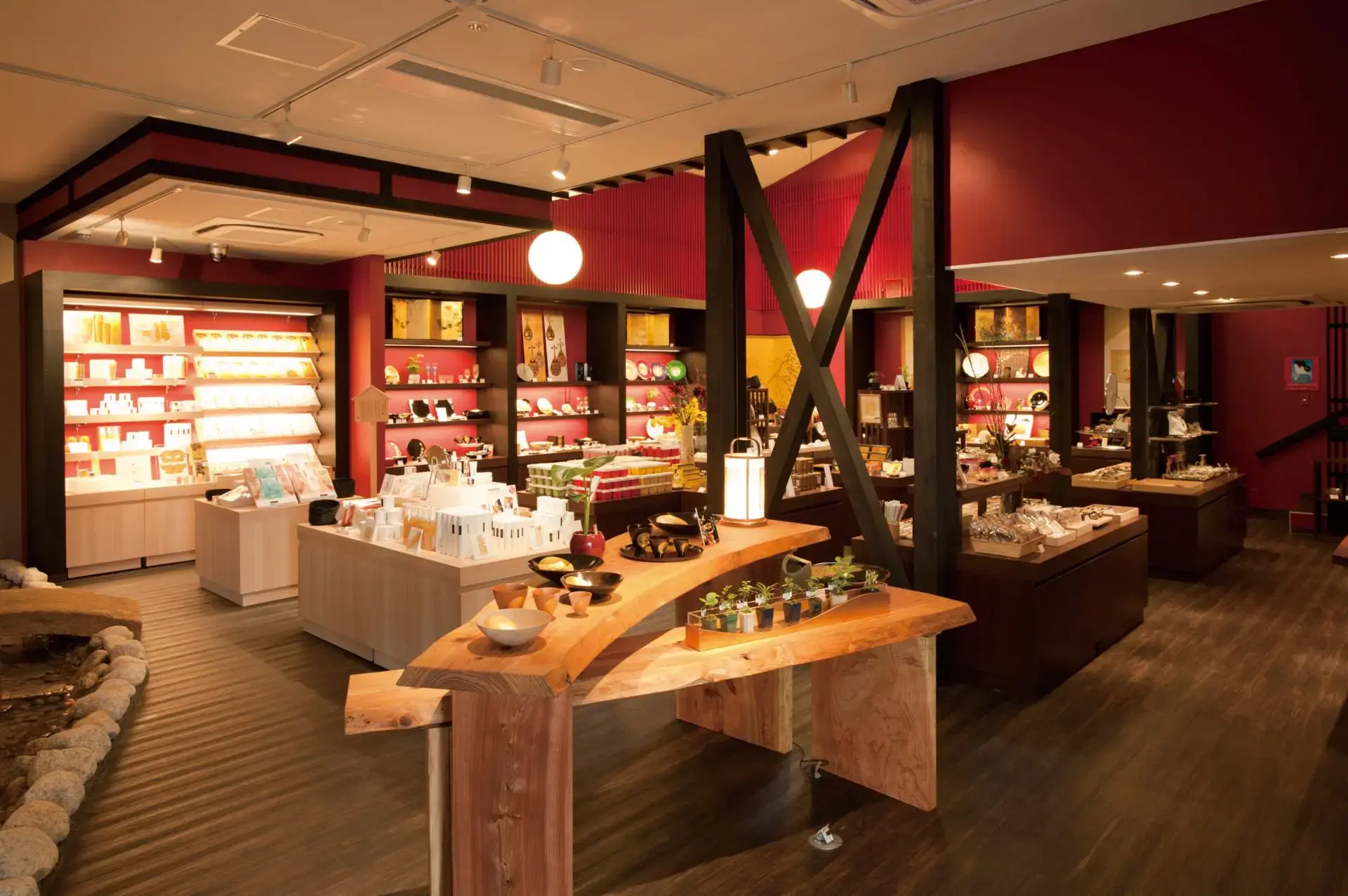 從工藝品到食品，齊聚大量充分運用金箔商品的伴手禮店