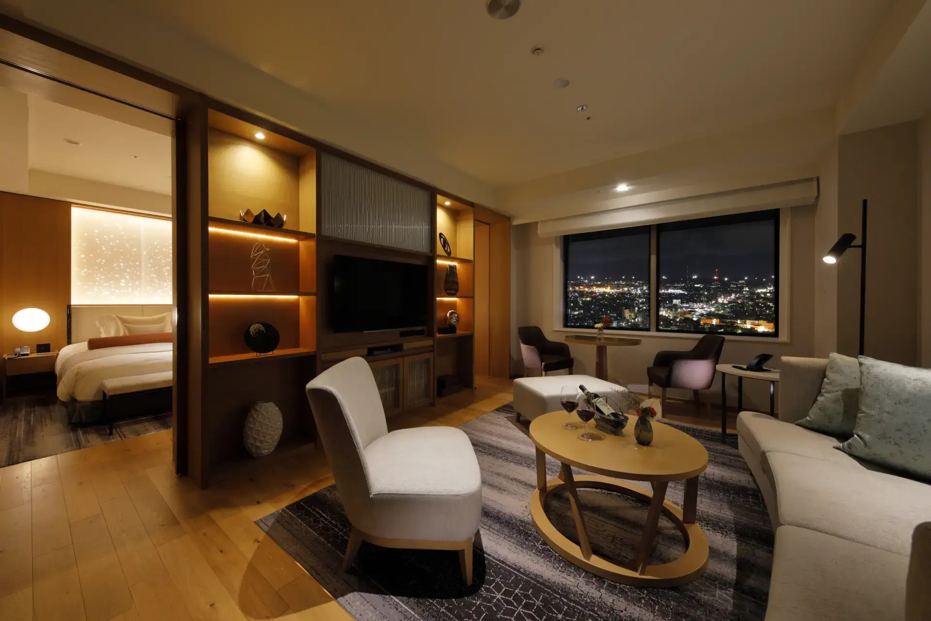 與金澤站前以地下通道直結。地上30層,擁有北陸首屈一指規模的豪華飯店