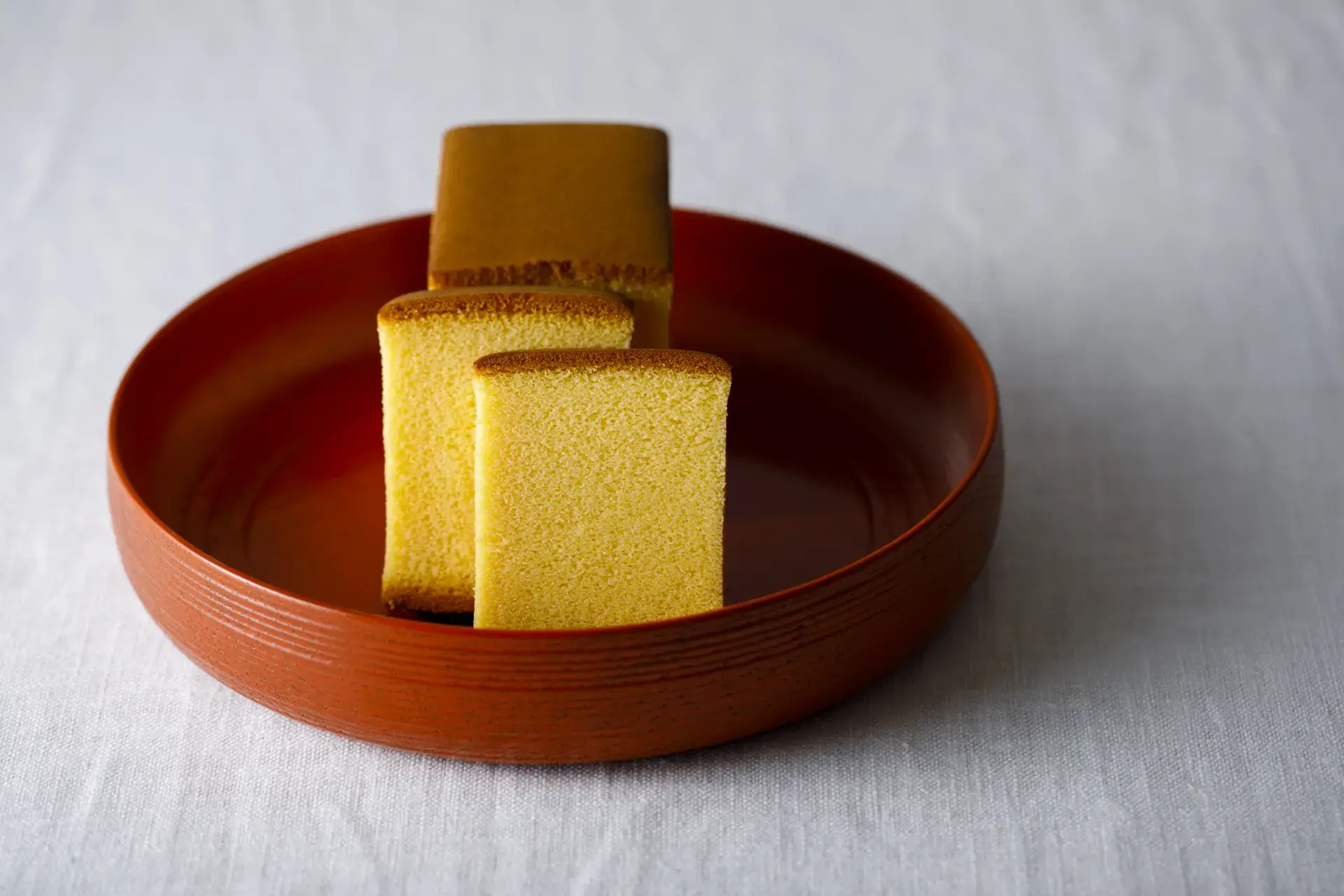 風味與濃郁度截然不同！使用珍貴烏骨雞蛋製成的長崎蜂蜜蛋糕