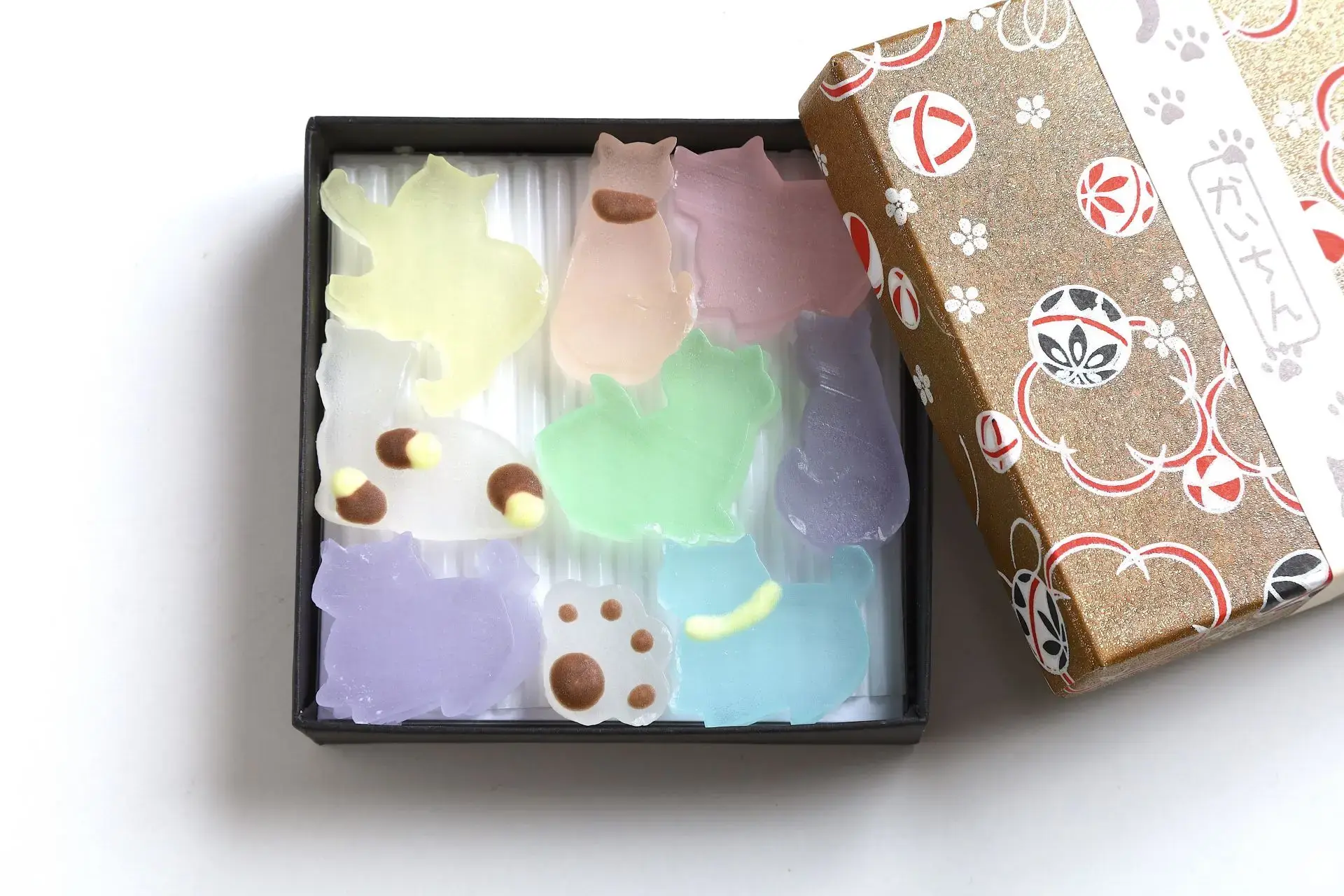 依據時節由不同的數量、造型、顏色等組合而成的「KAICHIN 貓」