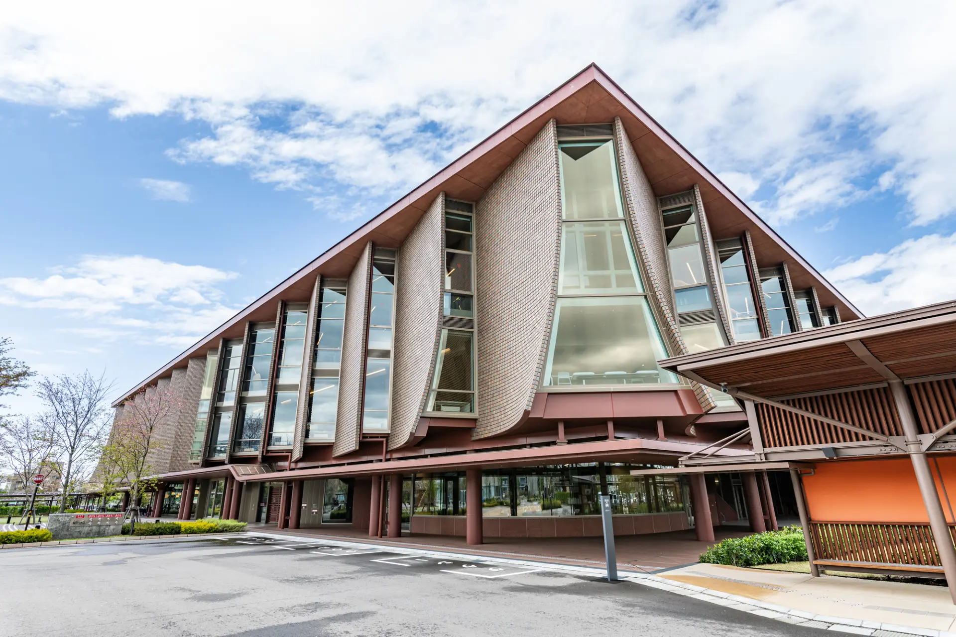 Ishikawa Prefectural Library, popular among architecture lovers, impresses with its overwhelming circular space