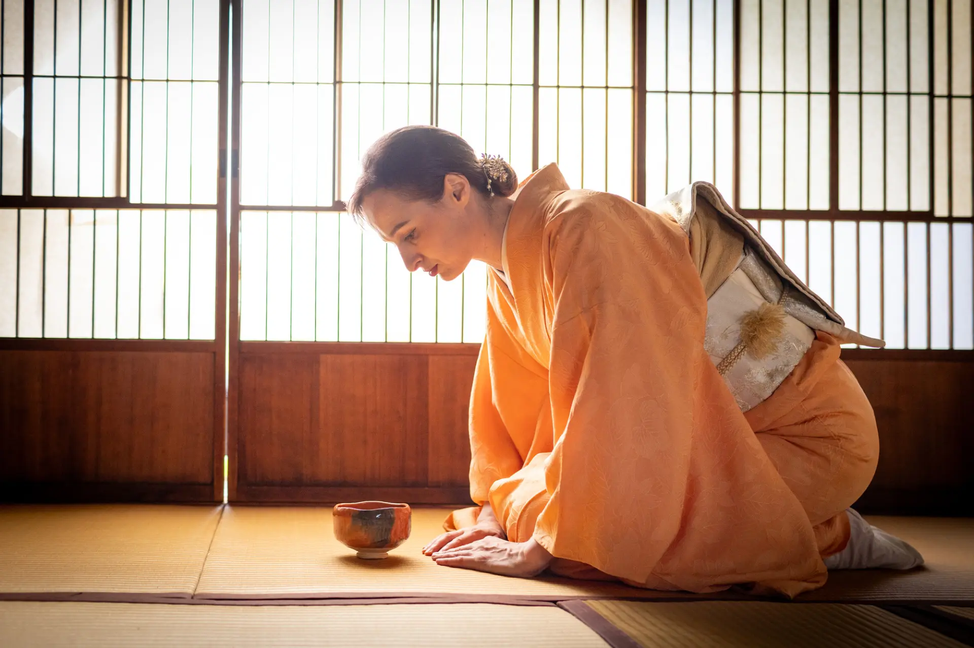 在茶室與寺院中，也有許多需要脫鞋的場合