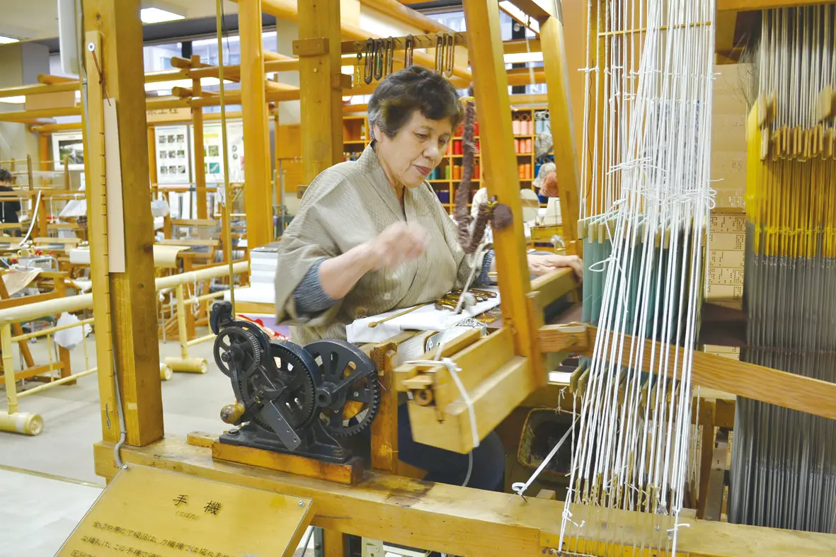 資料の展示、職人の実演などで西陣織の魅力を発信