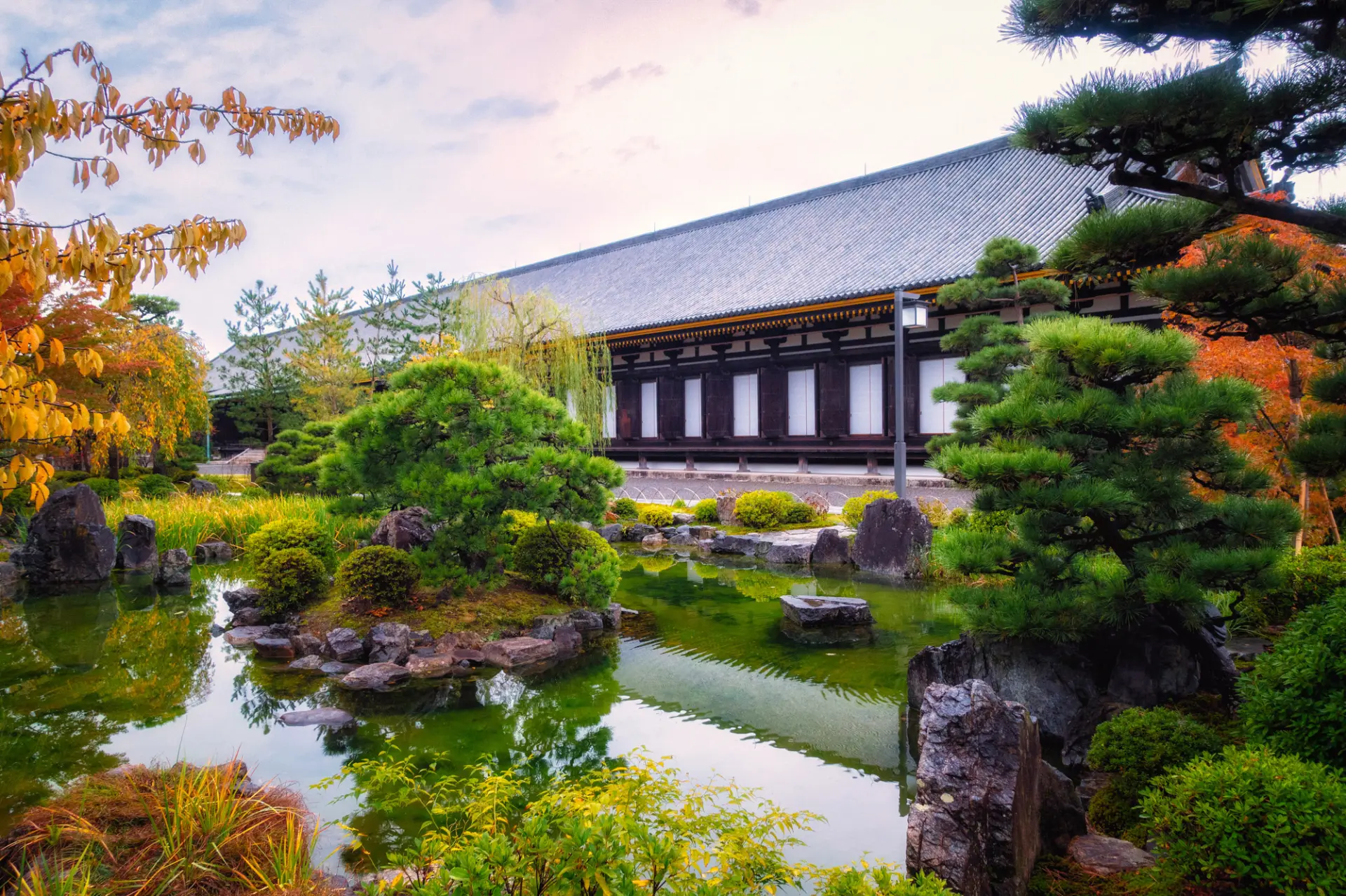 境内にいくつもの国宝や重要文化財が点在する「三十三間堂」