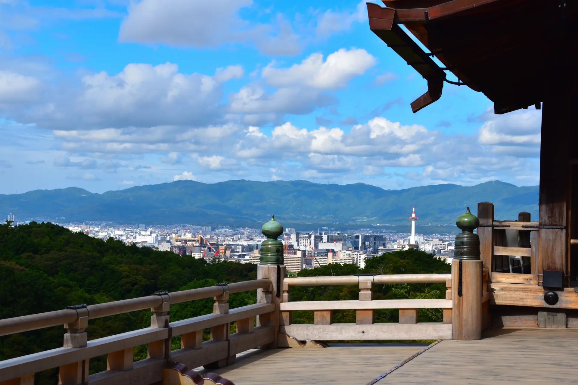清水の舞台上から眺める京都市街地