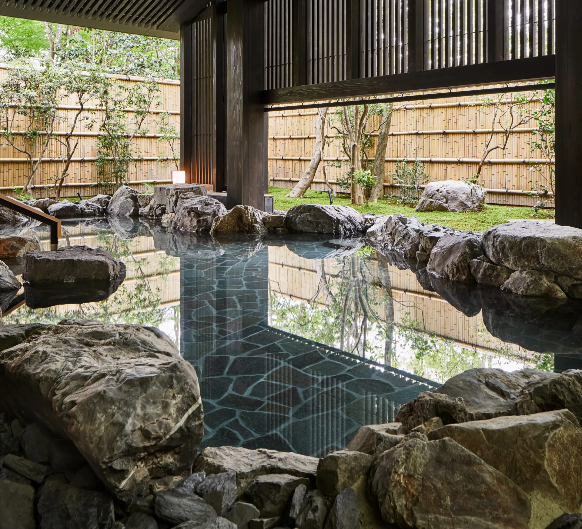 密やかな森の庭に佇む隠れ家リゾートホテルで、身も心もリラックス