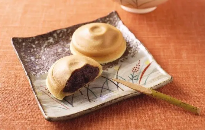 しっとり、もちもちの生地で上品な甘さの粒あんを包んだ老舗の京銘菓