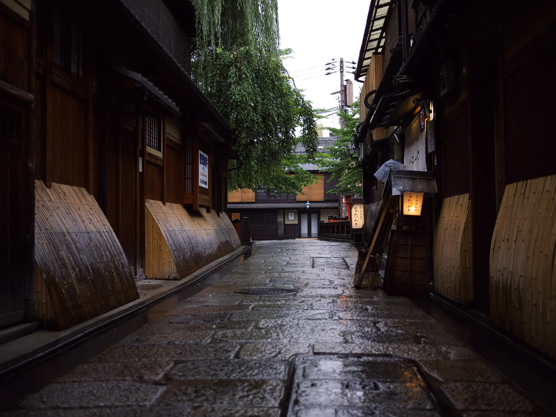 雨が降った時の石畳は滑りやすいので注意