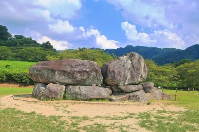 Built around the end of the 6th century, it is thought that Soga no Umako was buried in this tomb, which has one of the largest side-hole stone chambers in Japan.