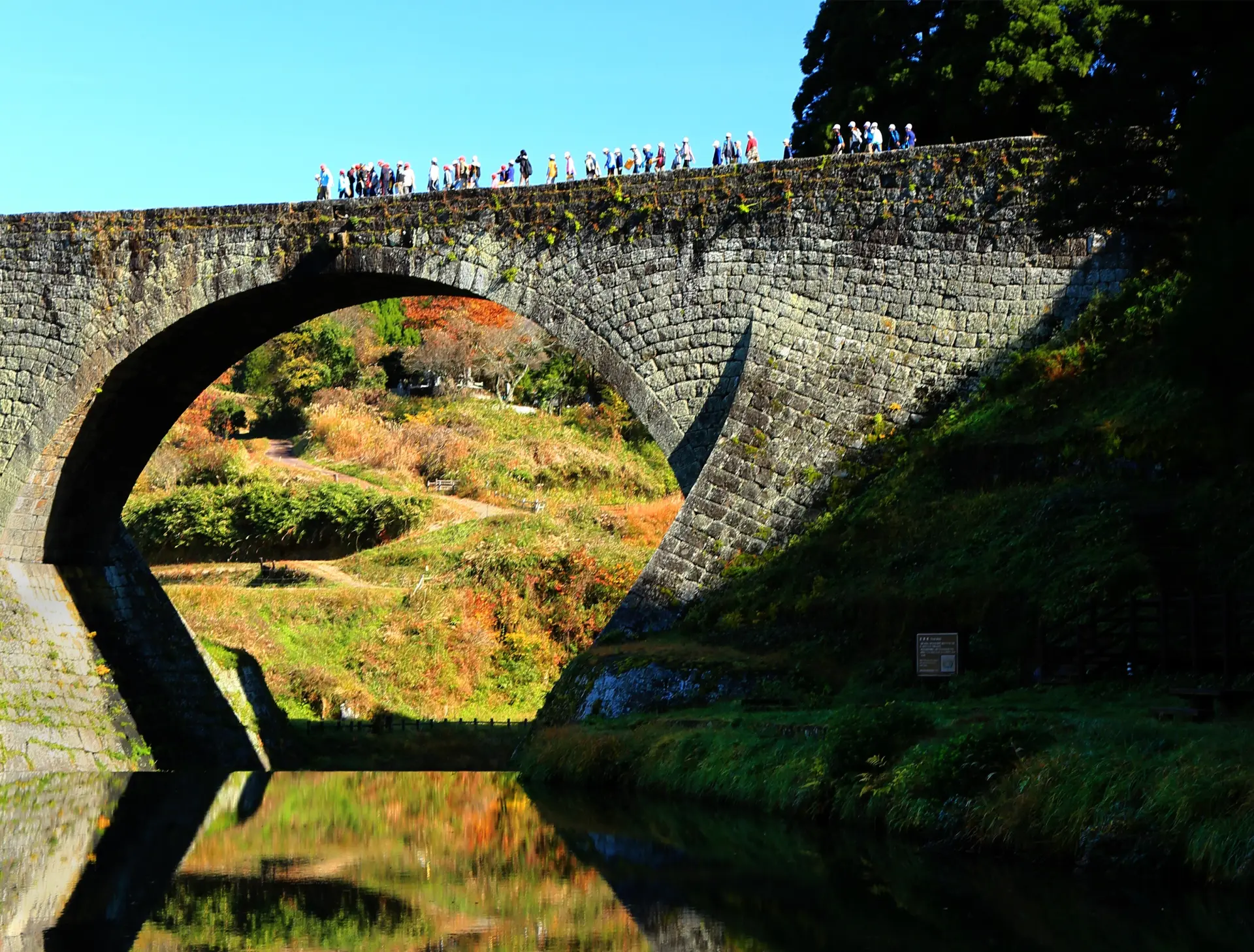 放水は年間120回、石造りのアーチがつなぐ歴史の架け橋