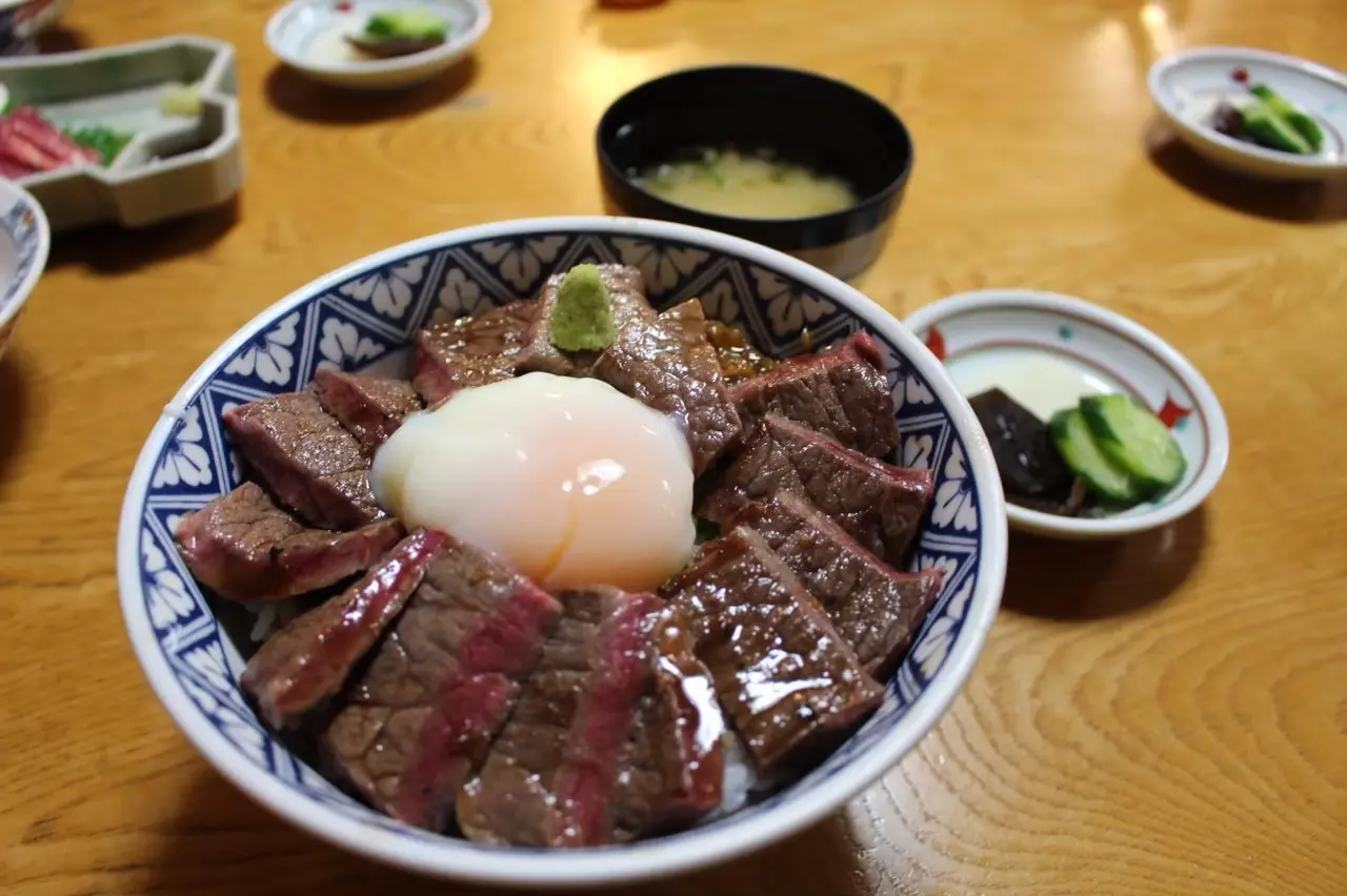 レアのもも肉が口の中でとろけるあか牛丼