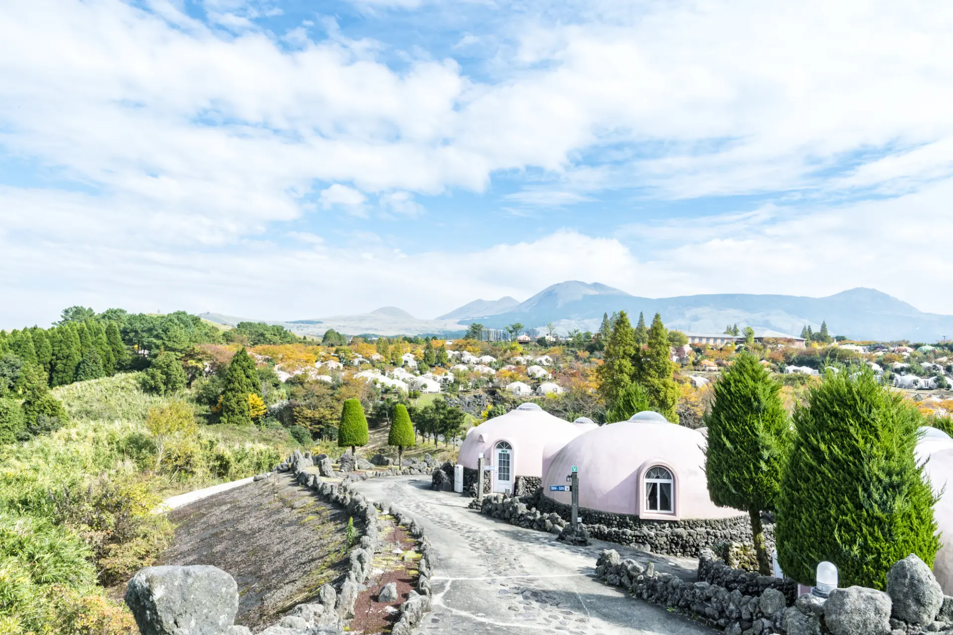 森と小川に囲まれた癒しの空間