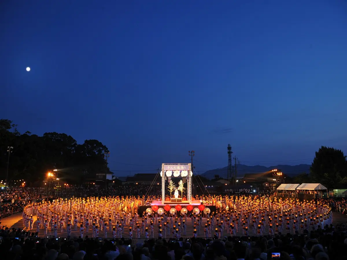 山鹿灯籠が彩る幻想的な光景が広がるお祭り