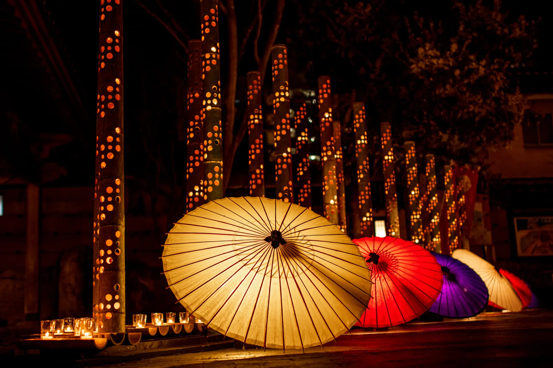温泉街が幻想的な灯りや彩りに包まれる冬の祭典