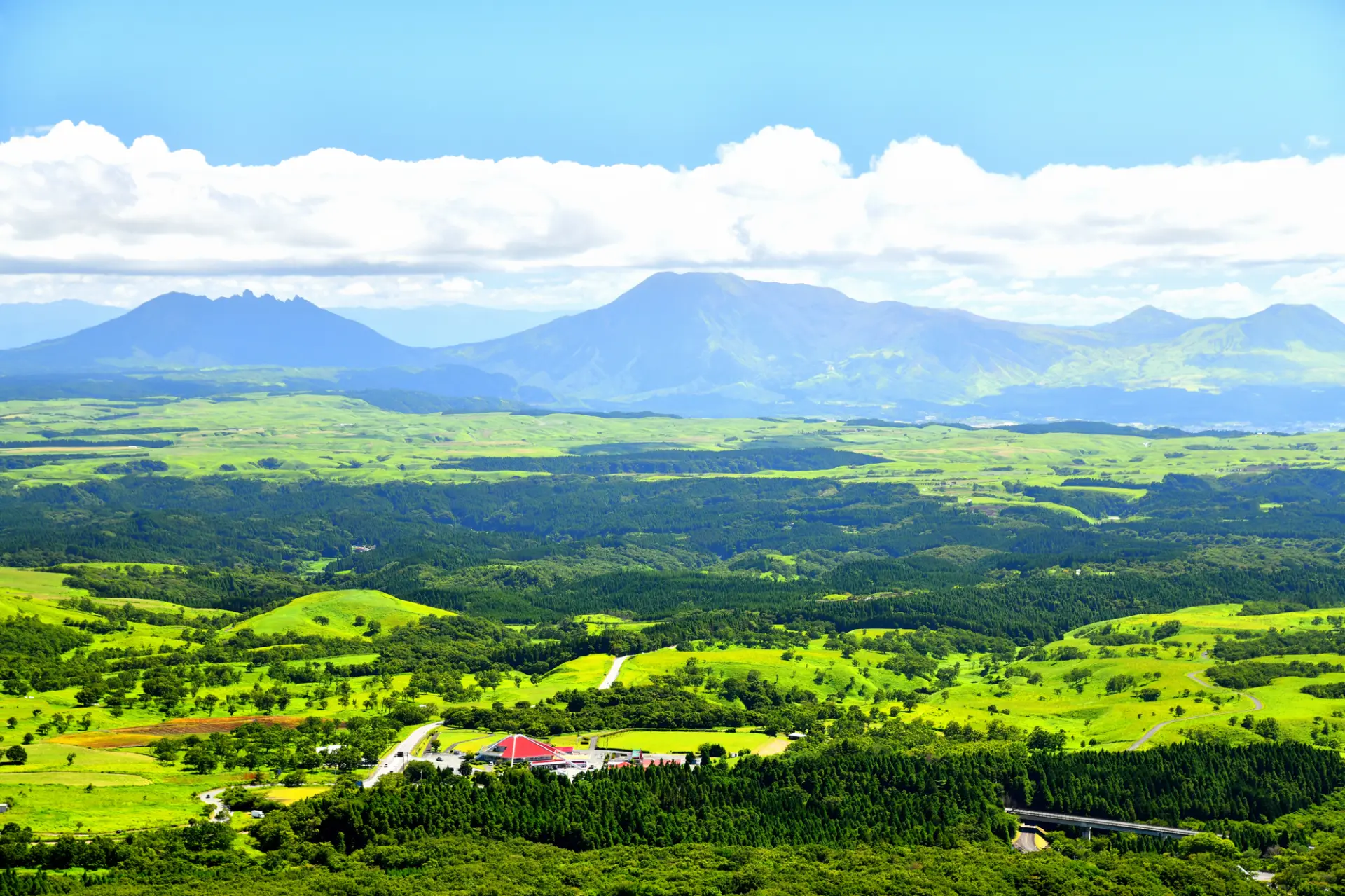 夏の清々しい景色を快適に楽しむためにも服装には注意しよう