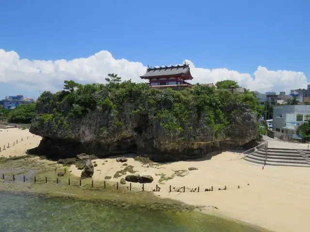 耸立于蔚蓝大海之上的雄伟的神社