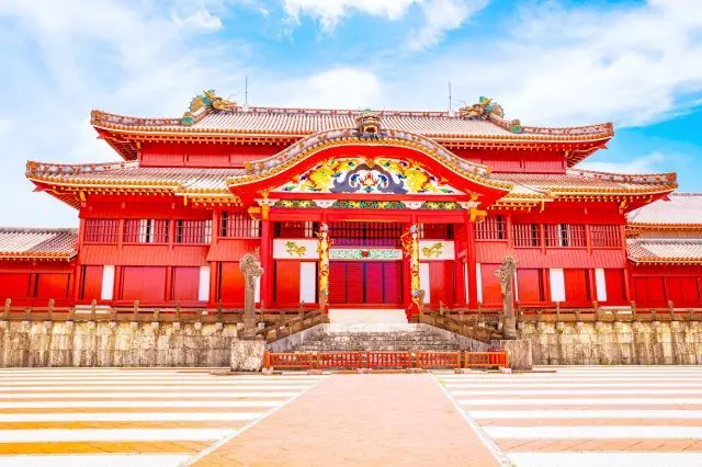 迈向重建之路，象征冲绳历史与文化的优美城堡