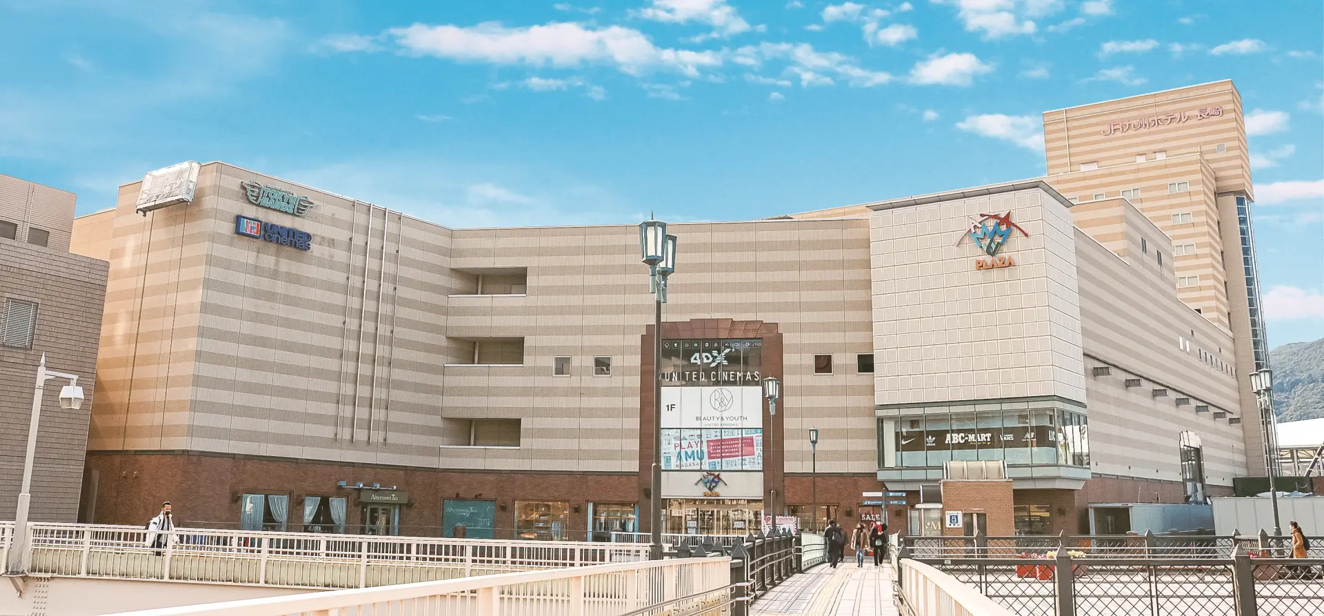 グルメ、お土産、ショッピングが充実するJR長崎駅直結のビル