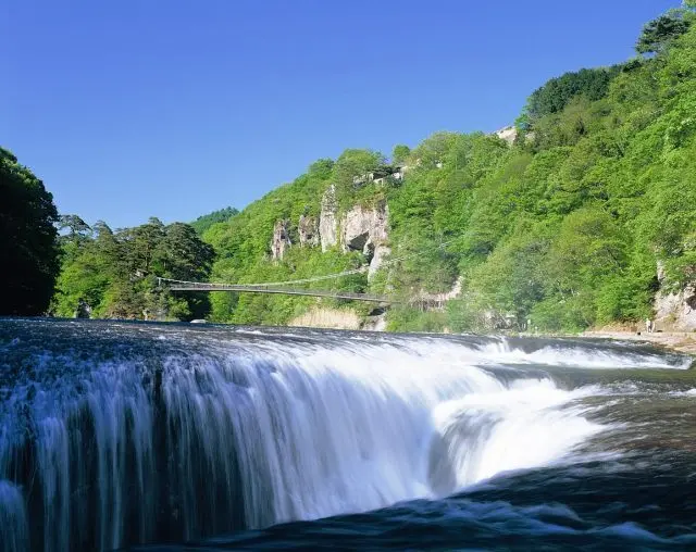 有「東洋的小尼加拉瀑布」之稱，可同時欣賞壯觀的瀑布和溪谷美景