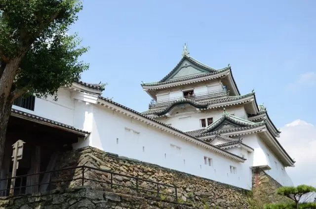 The view of Wakayama city is beautiful from the white three-tiered castle tower.
