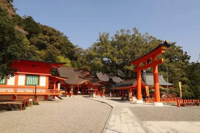 One of the three major shrines on Kumano mountains that is believed to help with relationships and wishes. There is an 850-year-old giant camphor tree and many other spots to see.